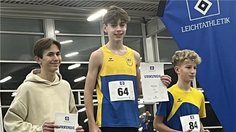 Zwei BSV-Athleten auf dem Podest bei der Siegerehrung: Mats Finger gewann den 800m-Lauf der Altersklasse M13 und Liam Timm wurde Dritter.