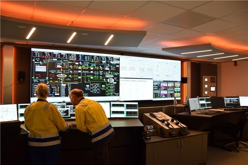Dow investiert 80 Millionen in die Zukunft des Standorts Stade Zwei Beschäftigte der Dow im neuen Leitstand , von wo aus sie ihre Produktionsanlage steuern. Foto: Strüning