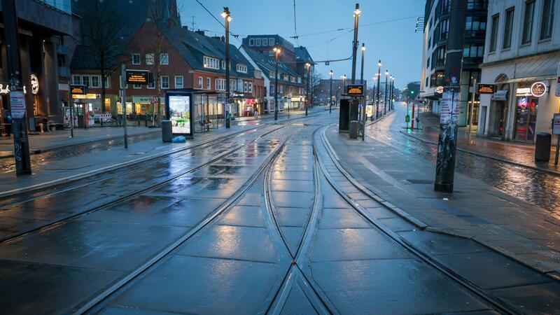 Zwei Betrunkene irrten mit einem Gabelstapler durch die Straße. (Archivbild)