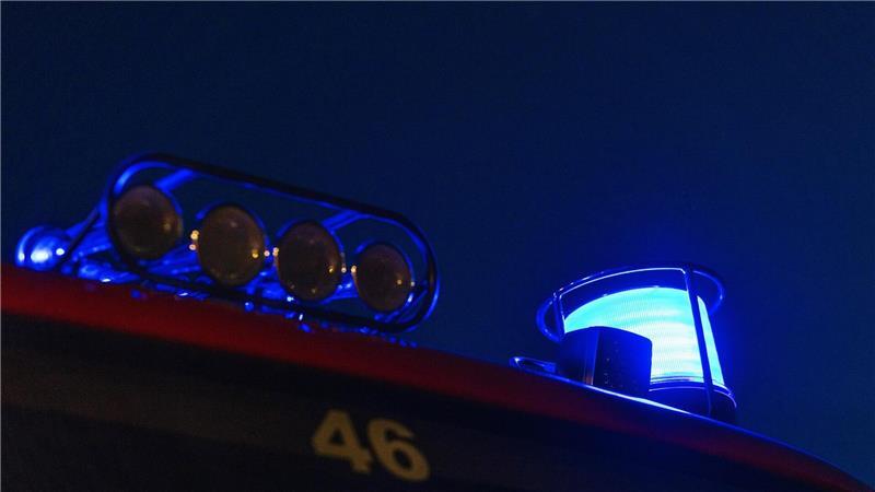 Zwei Bewohner kommen nach einem Kellerbrand vorsorglich ins Krankenhaus. (Archivbild)