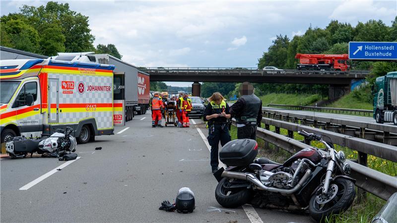 Zwei Biker sind auf der Autobahn 1 bei Hollenstedt schwer verunglückt.
