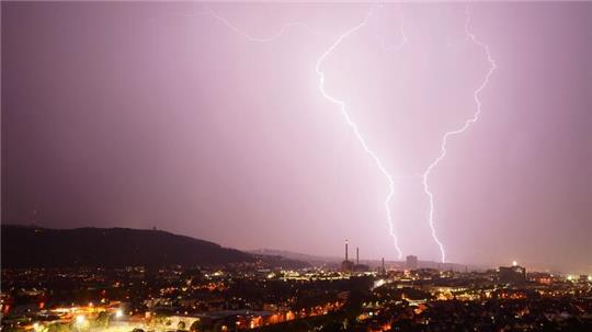 Zwei Blitze entladen sich bei einem  Gewitter über Stuttgart.