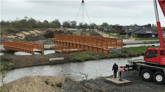 Zwei Brücken führen künftig Fußgänger und Radfahrer von der Diercks-Diekhof-Siedlung (rechts) und dem neuen Baugebiet (links) in die Ortsmitte.