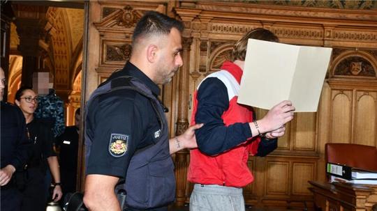Zwei Brüder müssen sich vor dem Landgericht Bremen wegen versuchten Totschlags verantworten. Der 16-Jährige soll mit einem Messer auf einen 17-Jährigen eingestochen haben.