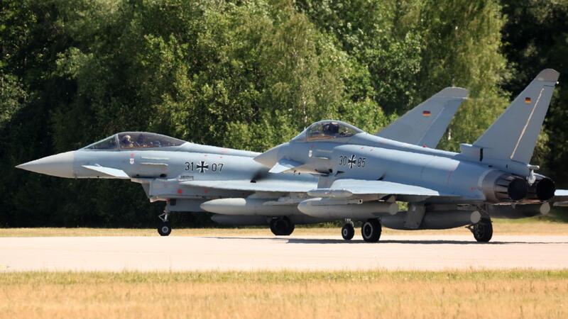 Nato alarmiert deutsche Eurofighter über der Ostsee Zwei Bundeswehr-Eurofighter auf dem Flughafen Rostock-Laage. (Archivbild)