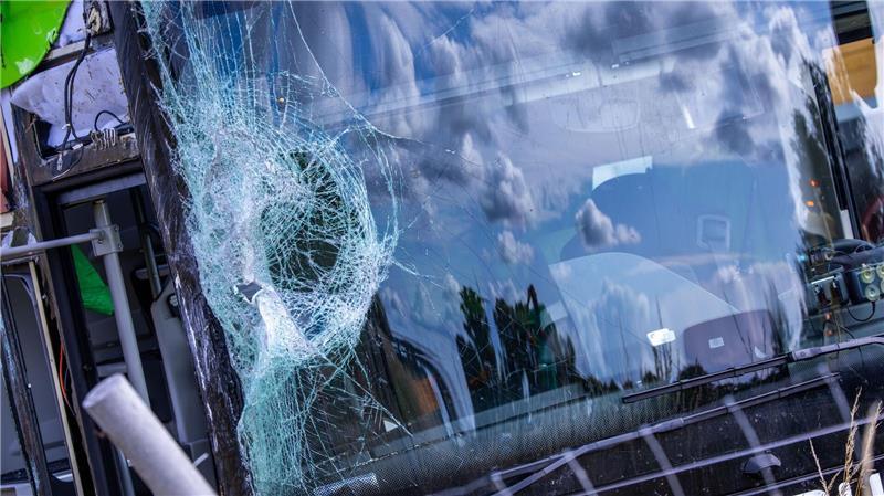 Nächtlicher Busunfall - viele Verletzte, unklare Ursache Zwei Busfahrer waren laut Polizei an Bord.