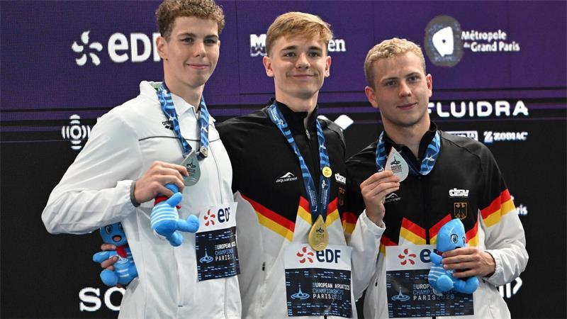 Zwei Deutsche freuen sich auf dem Podium.