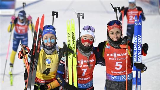 Zwei Deutsche unter den drei Schnellsten in der Verfolgung (v.l.): Franziska Preuß, Lou Jeanmonnot aus Frankreich, Vanessa Voigt.