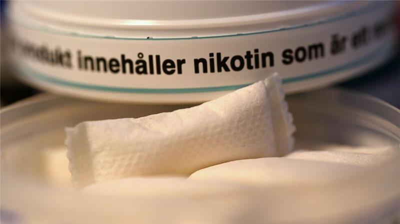 Zwei Dosen mit Nikotinbeuteln mit schwedischen Warnhinweisen - im Internet zu kaufen, in deutschen Geschäften nicht.