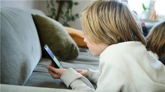 Zwei Drittel der Menschen in Deutschland (66 Prozent) sprechen sich für die Einführung eines Verbots von sozialen Medien für Kinder unter 14 Jahren aus. (Symbolbild)