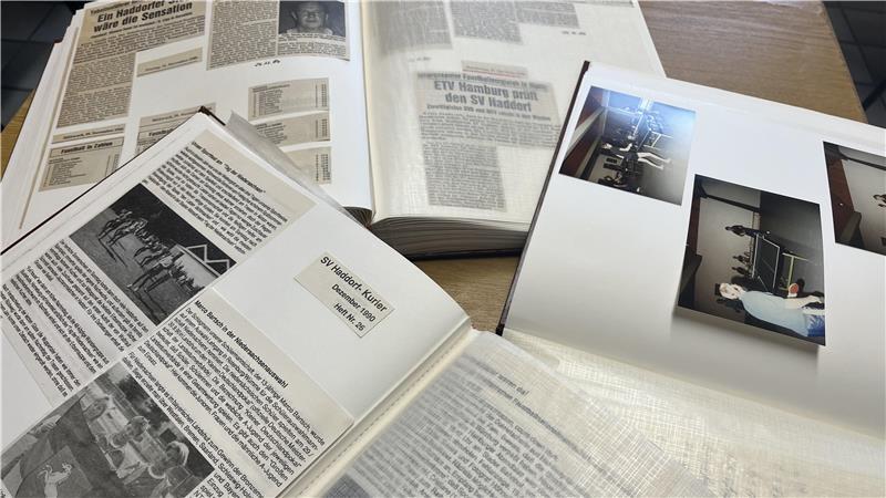 Einst eine sportliche Größe: In Stade stirbt ein Sportverein Zwei Dutzend Bände voller Geschichte stehen in einem Vitrinenschrank in der Sporthalle.