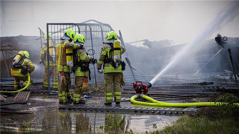 Zwei Einsatzkräfte mussten in ein Krankenhaus gebracht werden.