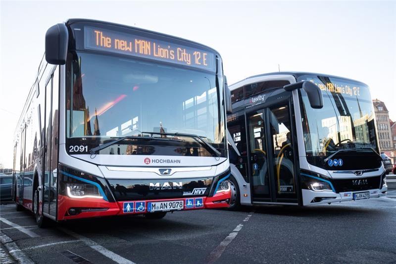 Zwei Elektrobusse des Nutzfahrzeugherstellers MAN, die an die Hamburger Hochbahn (l) und die Verkehrsbetriebe Hamburg-Holstein (VHH) übergeben wurden. Foto: Christian Charisius/dpa
