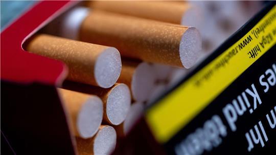 Zwei Euro mehr pro Zigarettenpackung, um die Krankenkassen zu entlasten - so der Vorschlag eines CSU-Politikers. (Symbolbild)