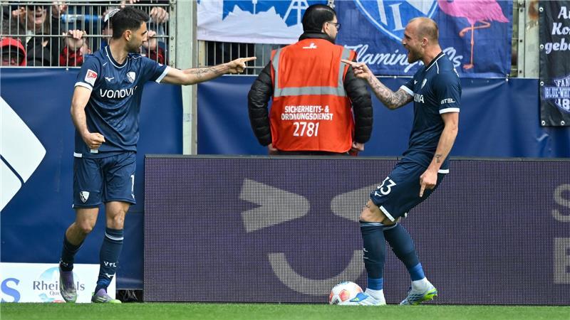 Zwei Ex-Braunschweiger jubeln für Bochum: Torschütze Gerrit Holtmann (l) und Stürmer Philipp Hofmann.