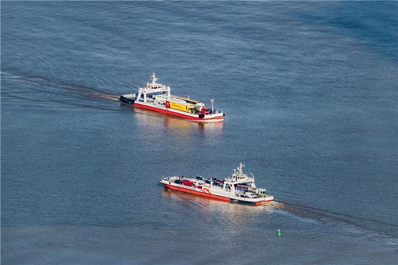 Zwei FRS-Fährschiffe begegnen sich auf der Elbe: Seit einem Jahr fahren die Schiffe mit den neuen Farben von FRS. Foto: Martin Elsen