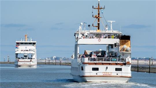 Zwei Fährschiffe der Reederei Norden-Frisia begegnen sich an der Hafeneinfahrt von Norddeich.