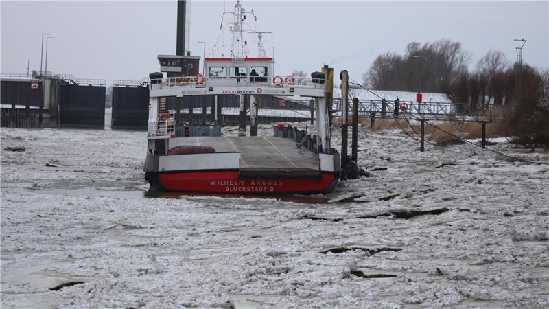 Zwei Fährschiffe haben in Wischhafen festgemacht.