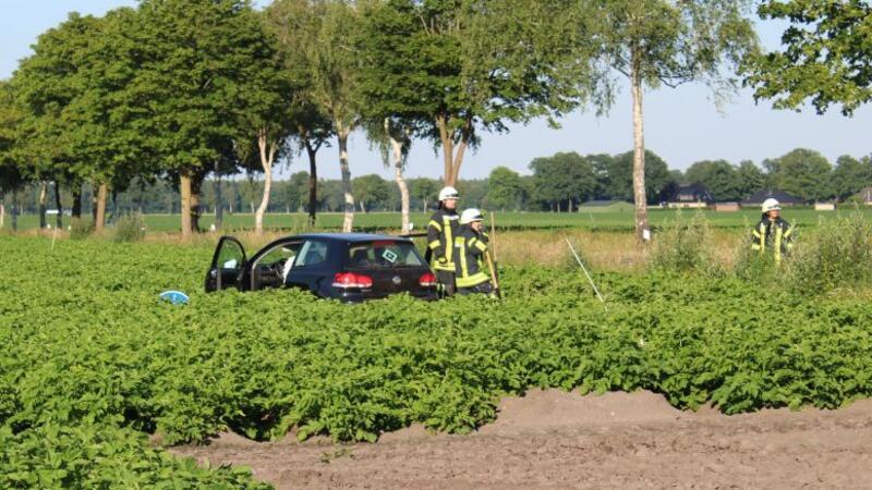 Überholmanöver missglückt: Auto und Transporter kollidieren bei Ahlerstedt Zwei Fahrzeuge sind am Dienstagabend in Ahlerstedt zusammengestoßen.