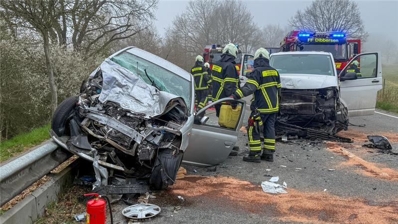 Autos kollidieren in Buchholz frontal - Mädchen eingeklemmt Zwei Fahrzeuge sind in Buchholz in der Nordheide (Landkreis Harburg) frontal zusammengestoßen. Dabei sind drei Menschen verletzt worden.