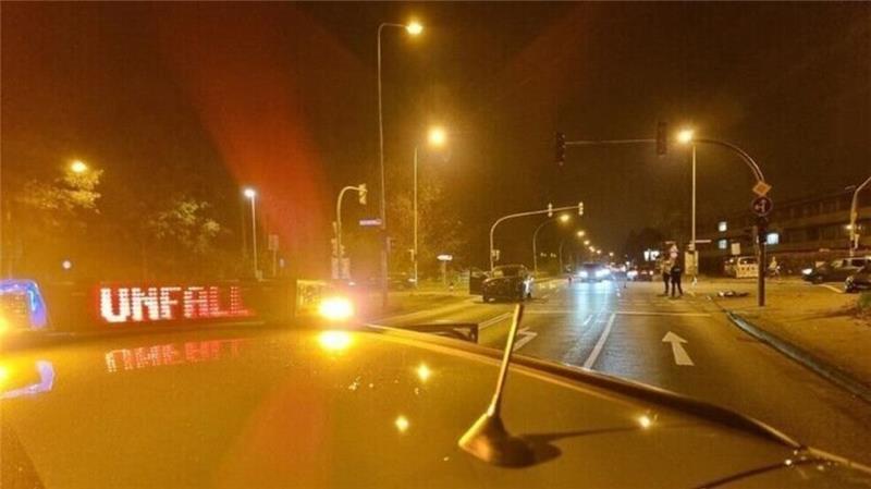Ampel ausgefallen: Zwei Menschen bei Unfall verletzt Zwei Fahrzeuge wurden bei dem Unfall stark beschädigt und mussten abgeschleppt werden.