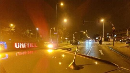Zwei Fahrzeuge wurden bei dem Unfall stark beschädigt und mussten abgeschleppt werden. 