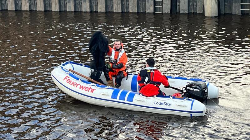 Feuerwehreinsatz am Lühe-Sperrwerk - Wärter konnte Stemmtor nicht schließen Zwei Feuerwehrmänner haben das verhedderte Netz aus dem Tor des Sperrwerks geschnitten.