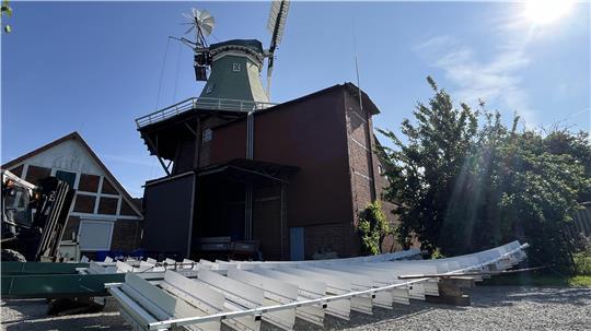 Zwei Flügel der Windmühle Venti Amica in Twielenfleth liegen im angrenzenden Obsthof.