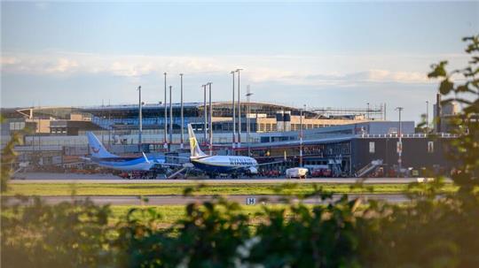 Zwei Flugzeuge stehen vor einem Terminal des Hamburger Flughafens.