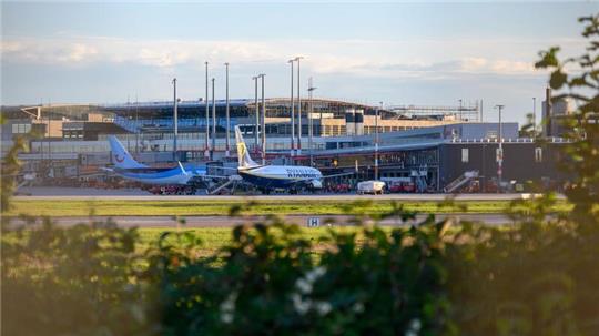 Zwei Flugzeuge stehen vor einem Terminal des Hamburger Flughafens.