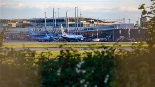 Zwei Flugzeuge stehen vor einem Terminal des Hamburger Flughafens.