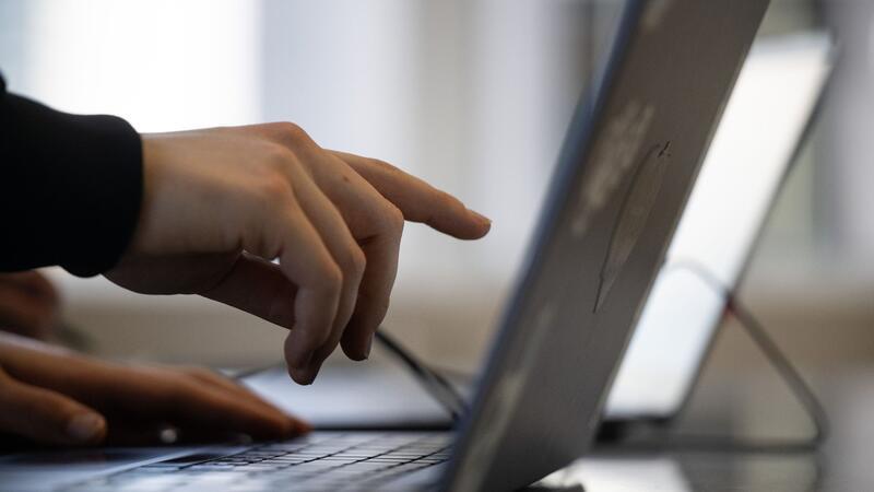 Mehr Start-ups in Niedersachsen: Hannover bleibt Hochburg Zwei Frauen arbeiten in einem Coworking-Space.
