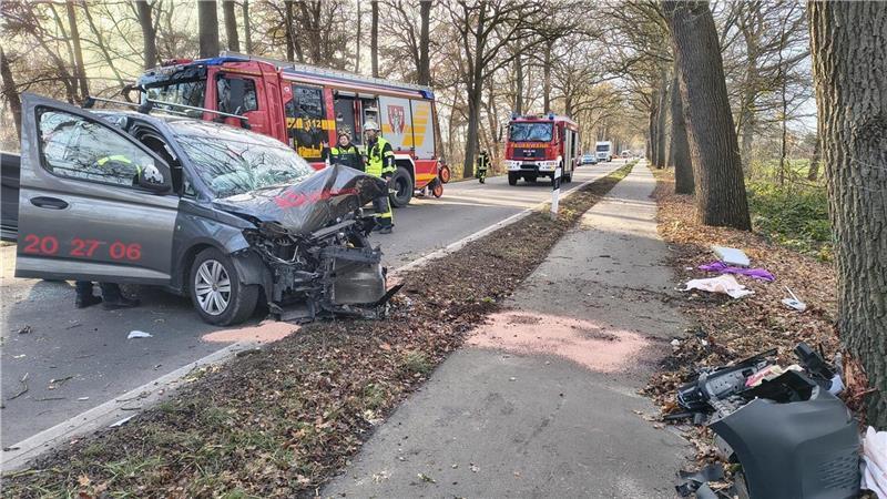 Zwei Frauen aus dem Raum Stade wurden am Montag kurz hinter dem Ortsausgang Bremervörde schwer verletzt, als ihr Pkw aus ungeklärter Ursache mit einem Baum kollidierte.