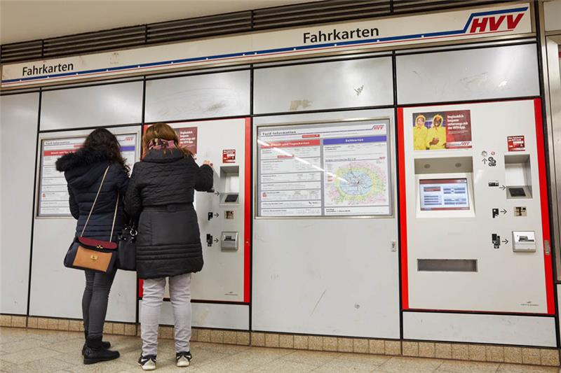 Zwei Frauen kaufen in einer U-Bahnstation am Hauptbahnhof Tickets an einem Fahrkartenautomat. Foto: Georg Wendt/dpa