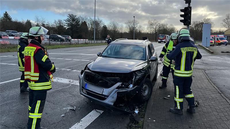 Unfall auf B73-Kreuzung in Horneburg – Polizei sucht Zeugen Zwei Frauen wurden bei dem Unfall am Donnerstag leicht verletzt. Foto: Vasel