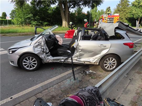 Zwei Frauen wurden bei einem Unfall auf der Bundesstraße 74 bei Hagenah verletzt. Foto: Polizei