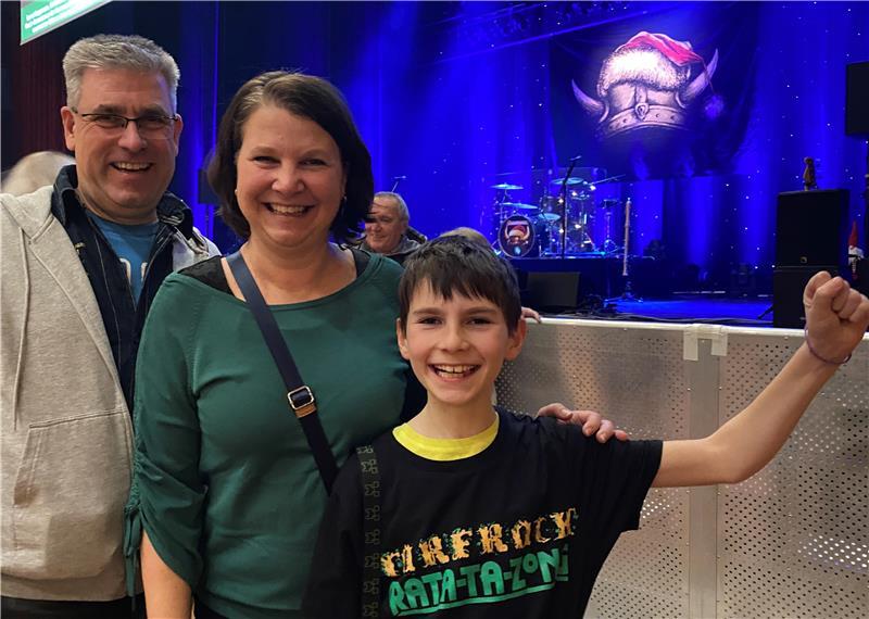 Zwei Generationen Torfrock-Fans: Claudia und Torsten Lorenzen aus Rosengarten freuen sich auf ein gemeinsames Konzerterlebnis mit ihrem elfjährigen Sohn Torben.