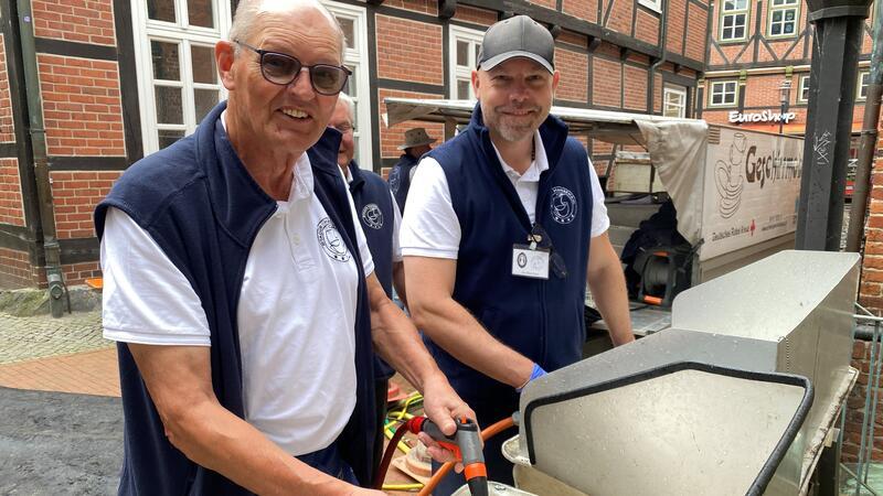 Zwei Generationen: Werner Hecker und Jan-Marc Raitz spülen fleißig die Teller.