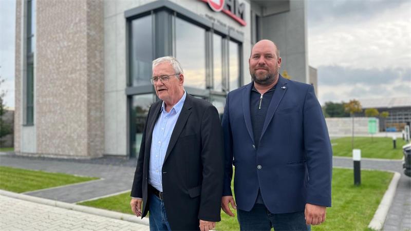 100 Jahre Blohm Bau in Harsefeld: Wie sich die Baubranche verändert hat Zwei Generationen, ein Familienunternehmen: Klaus Blohm (links) und sein Sohn Heinrich Blohm sind die Geschäftsführer von Blohm Bau.