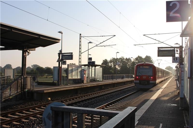 Längerer Aufenthalt nicht empfohlen: Der Bahnhof Fischbek im Check Zwei Gleise und nur wenig Schutz vor schlechtem Wetter: der Bahnhof in Fischbek. Der Fahrkartenautomat am Gleis 2 sei häufig defekt, moniert ein Fahrgast. Foto: Frank