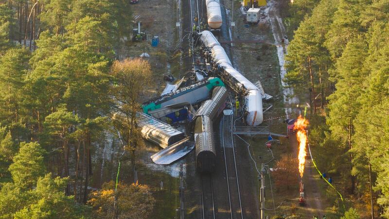 Schwerer Bahn-Crash verursacht Kosten in Millionenhöhe Zwei Güterzüge sind im Landkreis Gifhorn kollidiert. Dabei wurden mehrere Waggons beschädigt und explosives Propangas entwich.