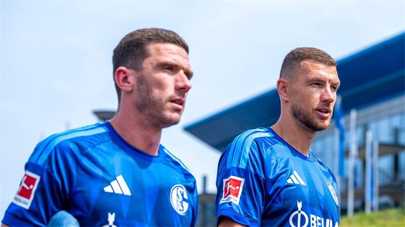 Zwei Hoffnungsträger: Robin Gosens (l) und Edin Dzeko. (Archivbild)