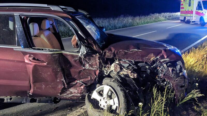 Zwei Horneburger sind bei Sauensiek verunglückt. Ihr Mercedes GLK prallte gegen einen Baum.