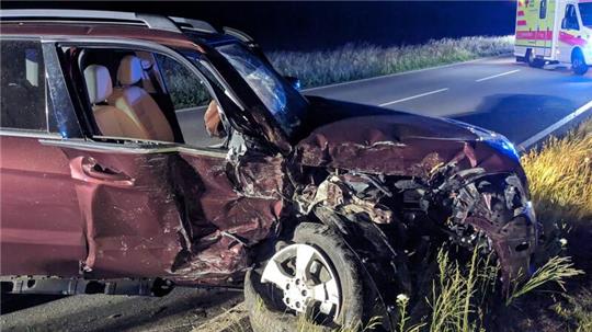 Zwei Horneburger sind bei Sauensiek verunglückt. Ihr Mercedes GLK prallte gegen einen Baum.
