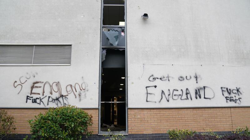 Zwei Hotels, in denen Asylbewerber untergebracht sind, wurden attackiert.