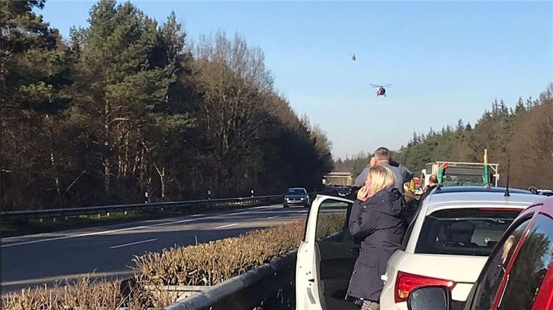 Zwei Hubschrauber waren bei dem Unfall auf der A27 im Einsatz. Foto: Maren Reese-Winne
