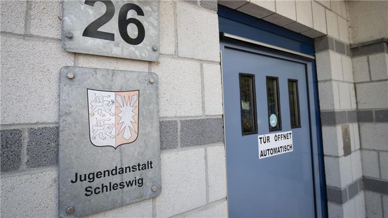 Zwei Insassen der Jugendanstalt wurden nach dem Brand verletzt ins Krankenhaus gebracht. (Archivbild)