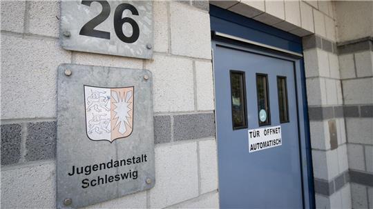 Zwei Insassen der Jugendanstalt wurden nach dem Brand verletzt ins Krankenhaus gebracht. (Archivbild)