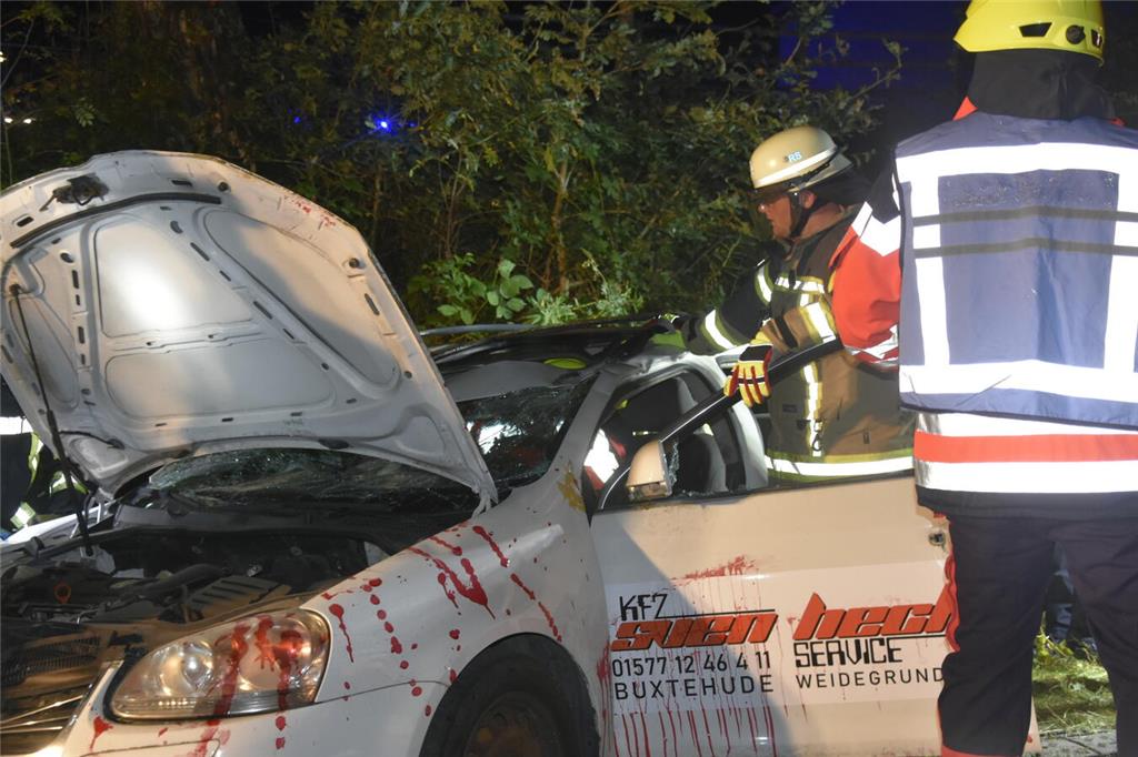 Zwei Insassen müssen mit schwerem Gerät aus dem Fahrzeugwrack befreit werden.