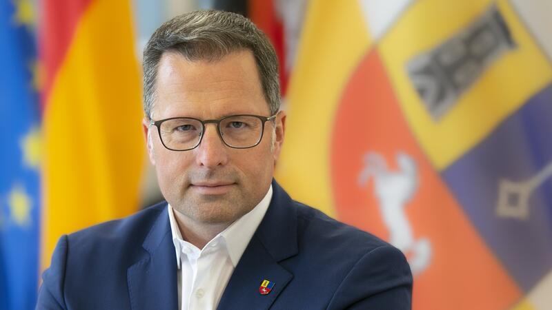 Trauriger Jahrestag: Appell und Dank von Landrat Seefried Zwei Jahre Ukraine-Krieg: Landrat Kai Seefried ist dankbar für die Solidarität mit den Opfern des Angriffskrieges.